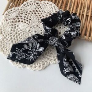 Black bandana print scrunchie new without tags